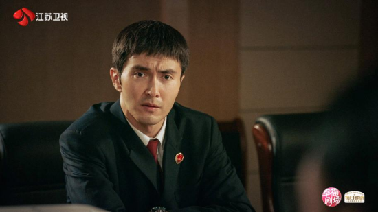 白恩宇检察官造型